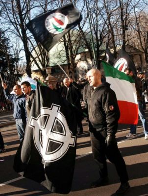 foto di fascisti a una manifestazione